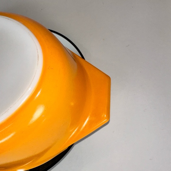 Vintage Pyrex Orange Oval 043 1.5 Quart with Cinderella handles. - Picture 6 of 7